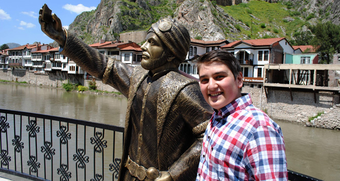 Amasya Merkez'de Yapılan Şehzade Heykelinin Elindeki Telefon Kırıldı