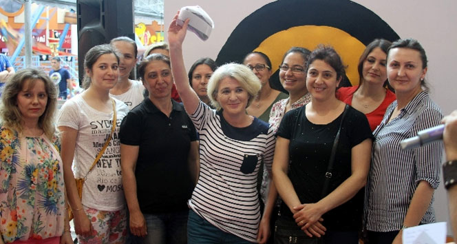 Antalya'da Anneler Günü İçin Düzenlenen "En İyi Terliği Annem Atar" Yarışmasında Eğlenceli Anlar Yaşandı