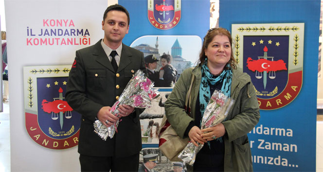 Konya'da Anneler Günü Nedeniyle Jandarma Karanfil Dağıttı