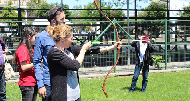Kağıthane'de Anneler Günü'nde Ok Atma Yarışması Düzenlendi