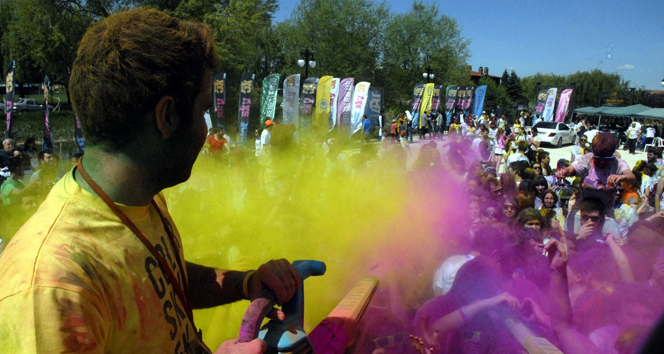 Eskişehir'de Color Sky 5K Renkli Koşu Etkinliği Gerçekleşti