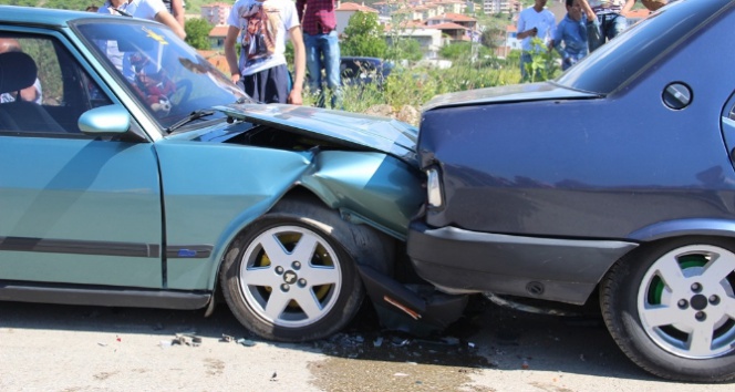 Çanakkale Çan'da Modifiye Araçların Kazası Sonucu 5 Araç Hasar Gördü