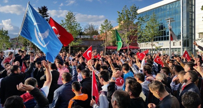 Bolu'da HDP Bayrağına Tepki Gösteren Ülkücüler Yürüyüş Düzenledi