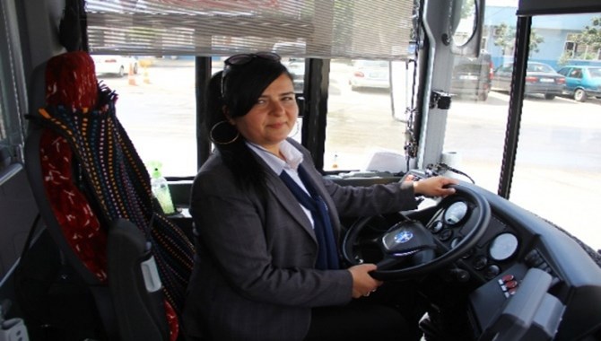 Mersin'de 3 Çocuk Annesi Nurdan Özbey, 'Yılın Şoförü' Seçildi