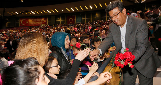 Küçükçekmece'de Anneler Günü İçin Çanakkale Temalı Gösteri Düzenlendi