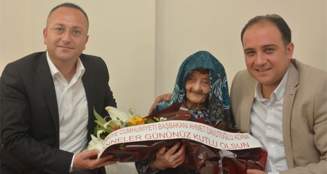 Manisa Turgutlu'da Yaşayan 111 Yaşındaki Ayşe Karabüber'e Başbakan Davutoğlu'nun Çiçeği Sunuldu