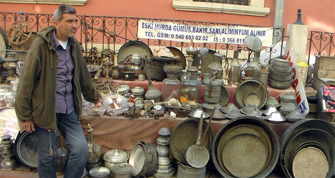İnebolu Merkez'deki Antika Dükkanında Geçmişe Işık Tutan Eşyalar