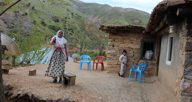 Batman Sason'da Aile, Düşen Kayalarla Yaşıyor