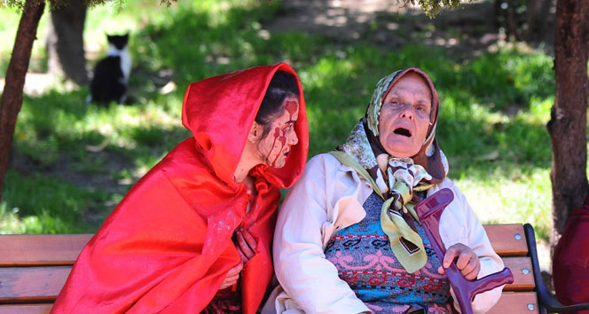 İstanbul'da Gerçekleşen Zombi Yürüyüşünde Yaşlı Kadın Şaşkınlık Yaşadı