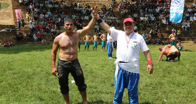 Bodrum Çömlekçi'de Düzenlenen 10. Yağlı Güreşler, 150 Sporcu ile Gerçekleşti