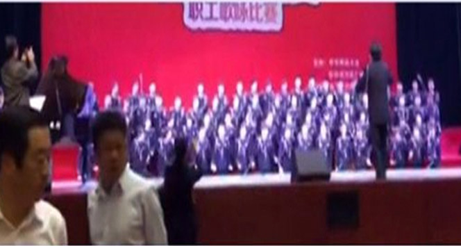 Çin Guizhou'da 80 Kişilik Koronun Sahnesi Çöktü, 8 Kişi Yaralandı