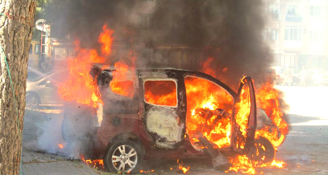 Balıkesir Edremit'te Çocukların Oynarken Yaktığı Araçta Yangın Çıktı