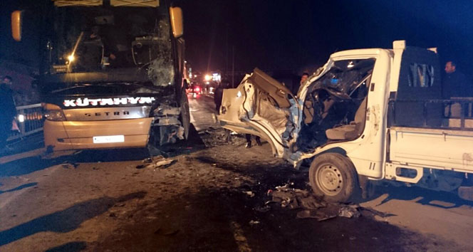 Kütahya Tavşanlı'da Kamyonet ve Yolcu Otobüsü Çarpışması Sonucu 2 Yaralı