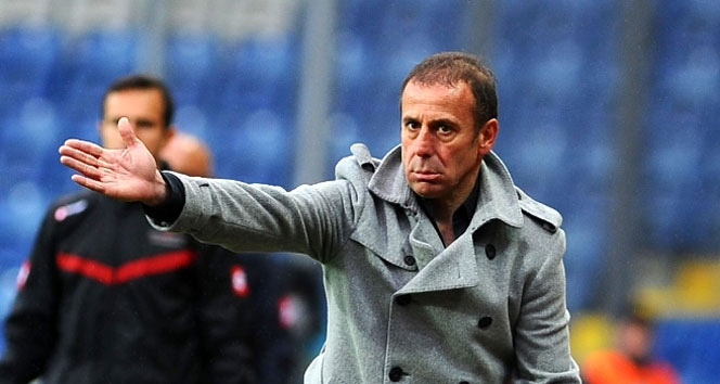 İstanbul Başakşehir Teknik Direktörü Abdullah Avcı, Hakeme Sportmenliğe Aykırı Davranıştan Cezalandırıldı