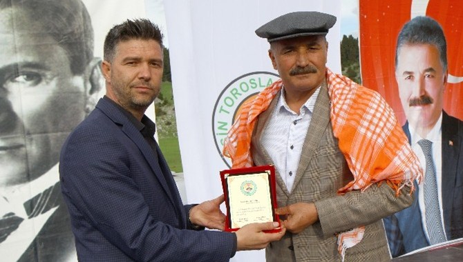 Mersin Toroslar Yörükleri Derneği, Başkan Tuna'ya Plaket Verdi