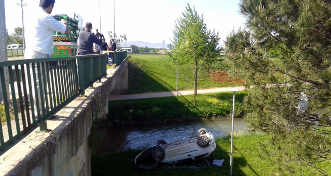 Bursa Osmangazi'de Aşırı Hız Sebebiyle Köprüden Uçan Araçta İki Genç Yaralandı