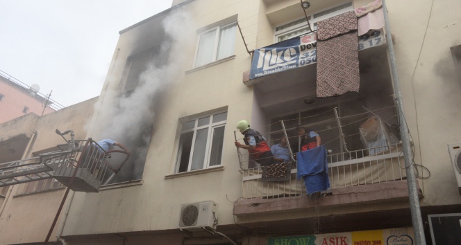 Mersin Akdeniz'de İki Katlı Binada Çıkan Yangında İki Yaşlı Kadın Kurtarıldı