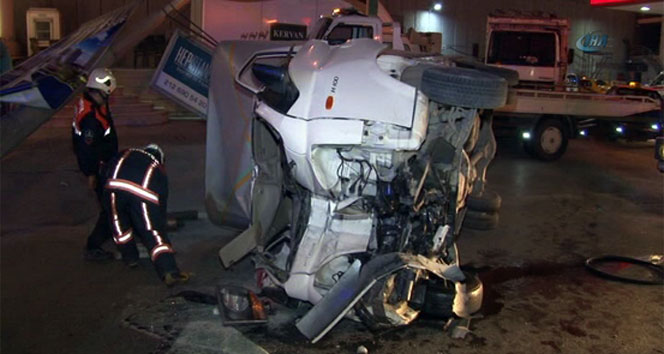 Esenyurt'ta Kamyonetin Aydınlatma Direğine Çarpması Sonucu İki Kişi Yaralandı