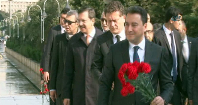 Ali Babacan, Bakü'de B20 Toplantısına Katıldı ve Şehitlikleri Ziyaret Etti