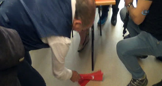 İstanbul Büyükşehir Belediye Başkanı Kadir Topbaş, İSMEK Açılışında Bayrak Hassasiyeti Gösterdi