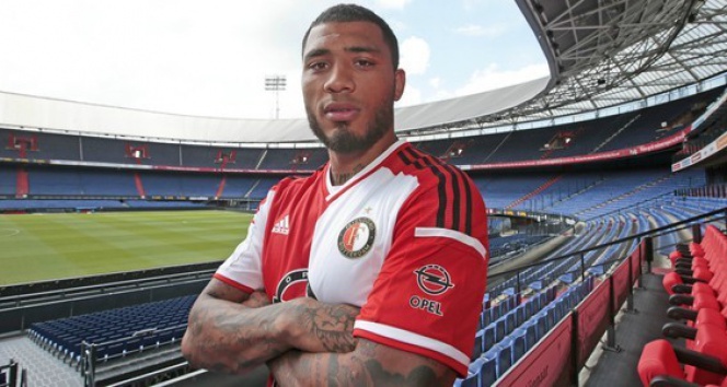 Hollanda'da Feyenoord Forması Giyen Kazım Kazım, Vitesse Maçından Sonra Rakibine Yumruk Attı