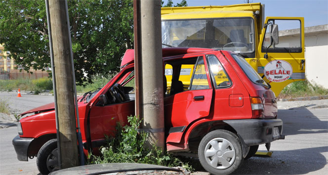 Balıkesir Merkez'de Kamyonun Çarptığı Araçta İki Yaralı Bulundu