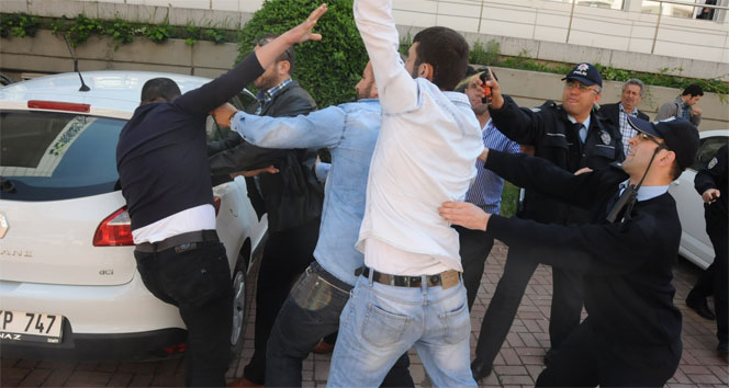 İzmit'te Adliye Önünde İki Grup Arasında Kavga Çıktı, Polis Müdahale Etti