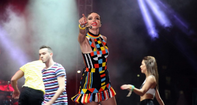 Gaziantep Üniversitesi'nde Gülşen'in Performansı Yağmura Rağmen Devam Etti