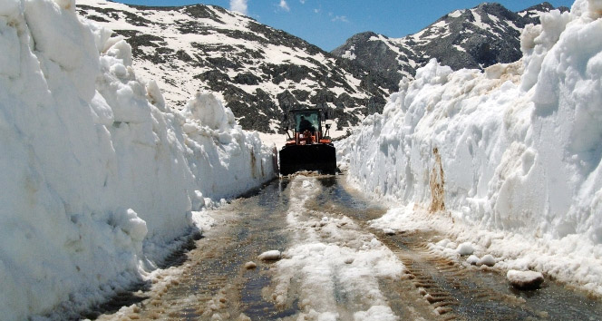 Antalya Söbüçimen Yaylası'nda Mayıs Ayında 5 Metre Kar Var