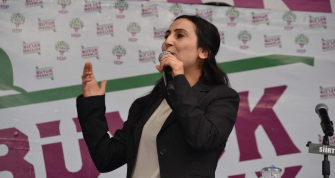 Siirt'de HDP Eş Genel Başkanı Figen Yüksekdağ, Diyanet İşleri Başkanlığı'nın söylemlerinin ardından makam aracını iade ettiğini duyurdu.