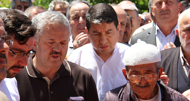 Zonguldak Ereğli'de Geçirdiği Trafik Kazasında Annesini Kaybeden İsmail Günaydın Gözyaşları İçinde Cenaze Törenine Katıldı