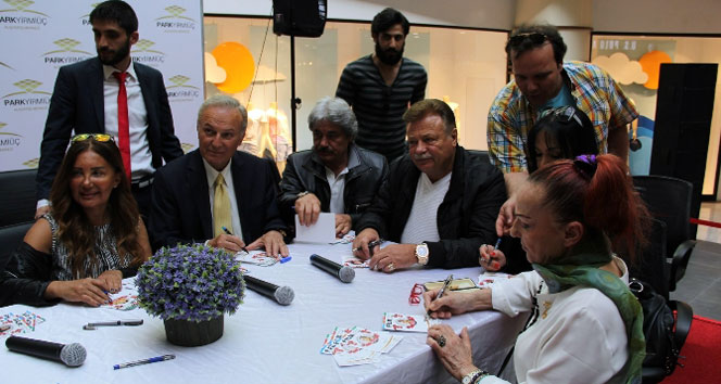 Elazığ’da Çayda Çıra Film Festivali Kapsamında Ünlü Sanatçılar İmza Dağıttı