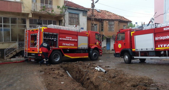Konya Hüyük'te Bir Depoda Çıkan Yangın, İtfaiye Ekipleri Tarafından Kontrol Altına Alındı