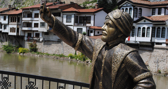 Amasya'da Selfie Çeken Şehzade Heykelinin Kırılması Üzerine 2 Şüpheli Gözaltına Alındı