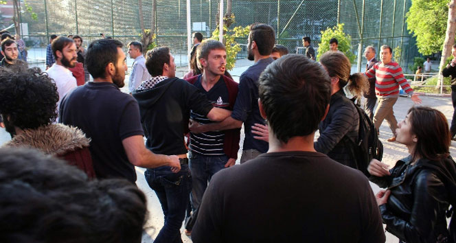 Anadolu Üniversitesi'nde HDP Bayrağını İndirmek İsteyen Grupla Arbede Çıktı