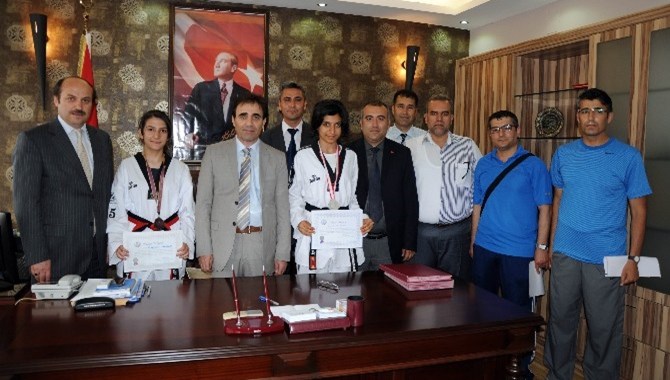 Erdemli'de Kaymakam Osman Taştan, Tekvando Şampiyonası'nda Derece Alan Öğrencileri Ödüllendirdi