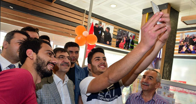 İdris Güllüce, Maltepe Kadıköy ve Üsküdar'da Gençlere Fotoğraflarını Saklamalarını Tavsiye Etti