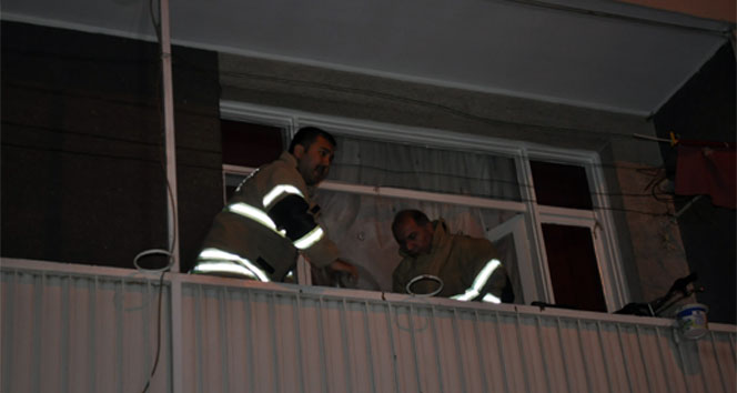 İzmir Karşıyaka'da Elektrik Kablolarından Çıkan Yangında Bir Kişi Zehirlendi