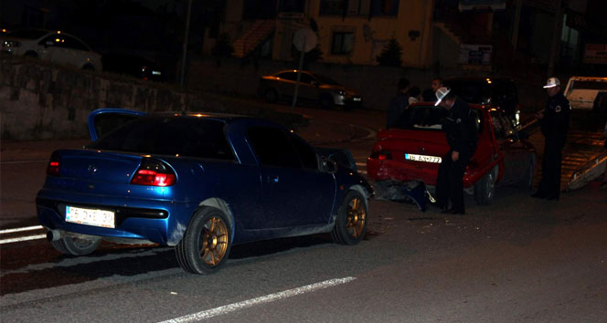 Kayseri Talas'ta İki Araç Çarpıştı, 1 Kişi Yaralandı