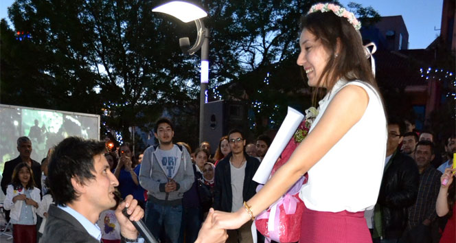 Tekirdağ Çerkezköy'de Evlilik Teklifi Sürprizi Kız Arkadaşını Mutlu Etti