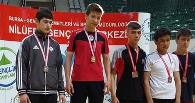 Malatya'da Barış Güvendik, Türkiye Güreş Şampiyonası'nda Bronz Madalya Kazandı