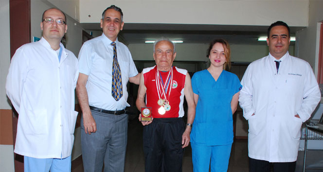 Balıkesir Bandırma'da 81 Yaşındaki Orhan Kart, Balkan Şampiyonası'nda Rekor Kırdı