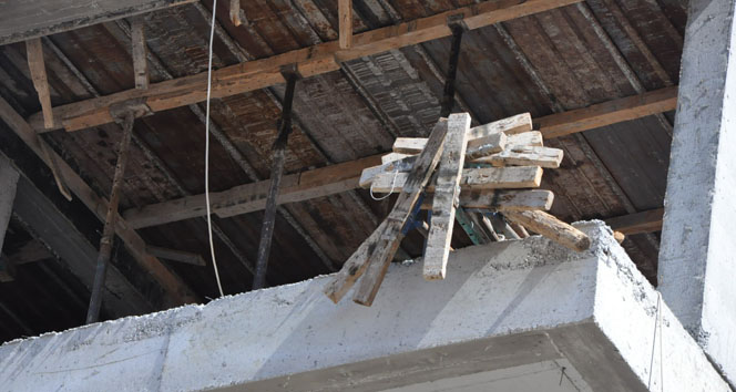 İzmir Çiğli'de İnşaatta İskelenin Çökmesi Sonucu Bir İşçi Hayatını Kaybetti