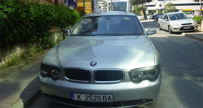 Ataşehir'de Lüks Araçta Mahsur Kalan Genç Kız Panik Yaşadı