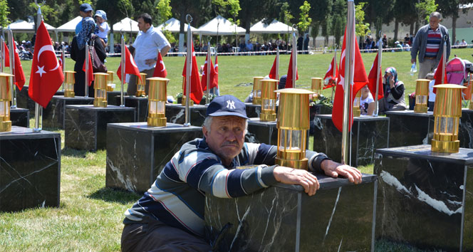 Manisa Soma'da Maden Şehitliği Dualarla Açıldı ve Törene Yoğun Katılım Oldu