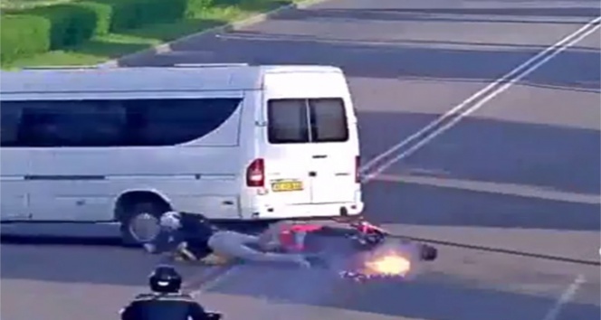 Ukrayna Dnepropetrovsk'ta Minibüsün U Dönüşü Yapması Sonucu Motosiklet Kazası Meydana Geldi