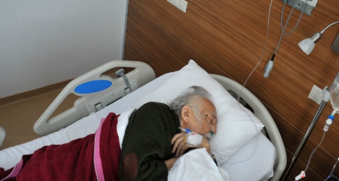 Bodrum'da 87 Yaşındaki Ünlü Karikatürist Bedri Koraman Düşerek Hastaneye Yatırıldı