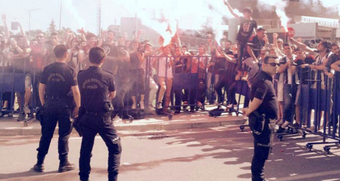 Beşiktaş, İzmir'de Taraftarları Tarafından Coşkuyla Karşılandı