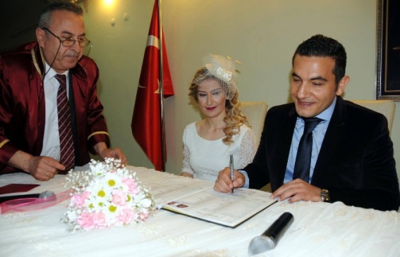 Zonguldak'ta 05.05.2015'te Evlendirme Dairesi'ne Çok Sayıda Başvuru Yapıldı