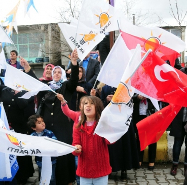 Van Muradiye'de HDP'lilere Alkışlatan Prof. Dr. Çaha, Birlik Mesajı Verdi